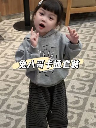 实穿又好看的幼儿园穿搭,卡通连帽卫衣套装搭配条纹卫衣,一整套实穿又好看,男女宝都能穿~#萌娃穿搭 #高品质童装