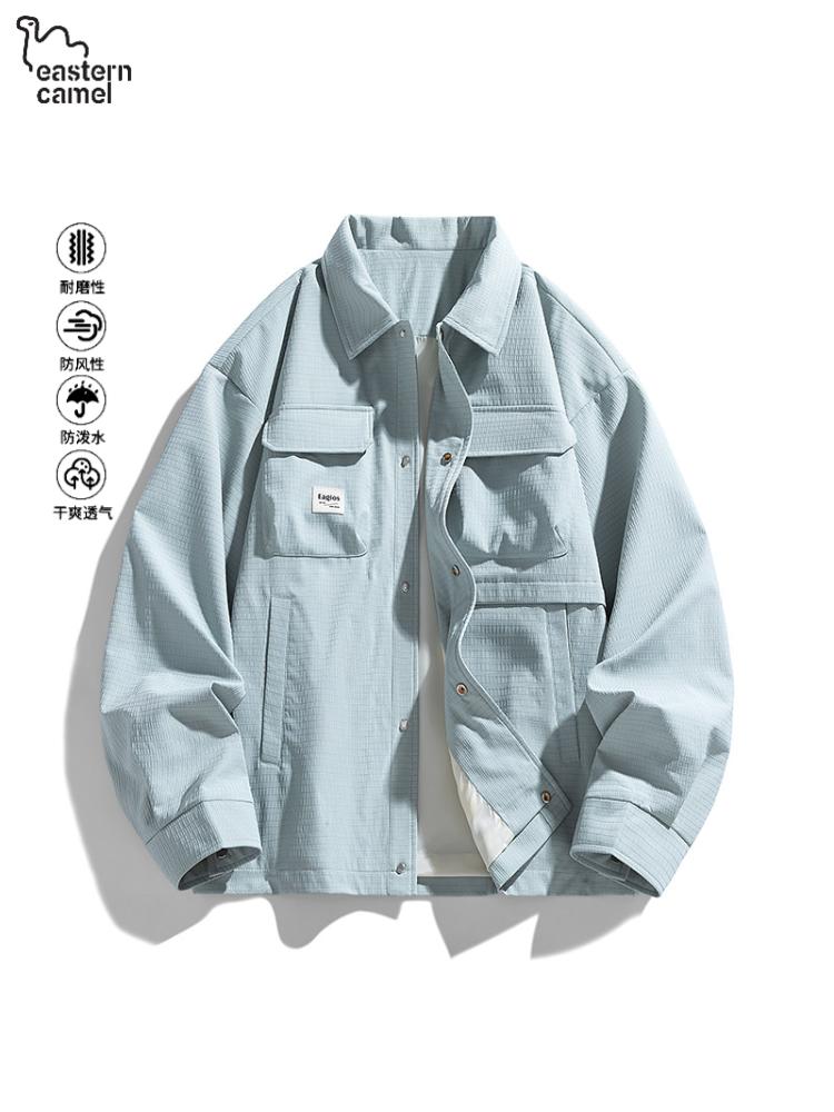 工装夹克多袋设计,实用与酷感一键拉满。工装夹克多袋设计,内搭黑色高领,挽起袖口露手表,实用与时髦双在线#夹克 #潮流穿搭 #潮流单品 #穿搭男 #穿搭我是认真的