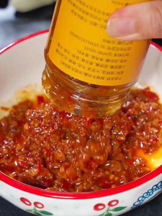 自从买了它,米饭我都能多吃两碗,香香辣辣的,里面都是看得见的大颗牛肉粒#牛肉酱 #妈呀太香了 #下饭菜 #鲜椒牛肉酱 #懒人美食