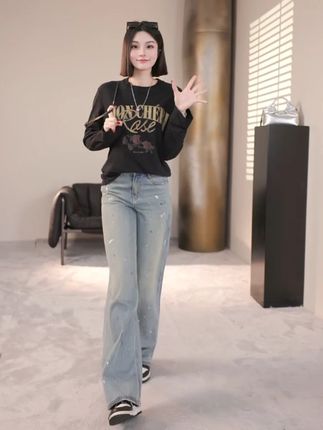 MO&Co.正在直播~浮力不断 #moco酷女孩#初秋穿搭#慵懒风穿搭#又美又飒 #穿搭日记