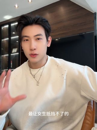 百搭褶皱扎染圆领卫衣#轻奢痞帅男装 #男士网红款 #穿出高级感 #穿搭
