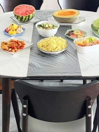 办酒席、家庭聚餐怕弄脏桌子?这款一次性透明桌布太省心!加大加厚材质超耐用,扯不烂、防油污,汤汁洒了一擦就掉,吃完直接打包扔掉,不用费力擦桌子!自带松紧口设计,套在餐桌上牢牢固定,不跑偏、不滑落,还能当防尘套用,长期罩着桌子防灰超方便!不管是日常用还是办酒席,颜值高又实用,再也不用为收拾餐桌头疼,赶紧囤起来!#透明桌布 #桌布 #一次性桌布 #桌布推荐 #好物推荐🔥