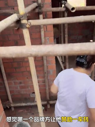 小金总赞助的一车砖还没用完,粉丝让再找一个品牌方赞助 #小陈的老挝媳妇儿 #老挝媳妇 #老挝建房