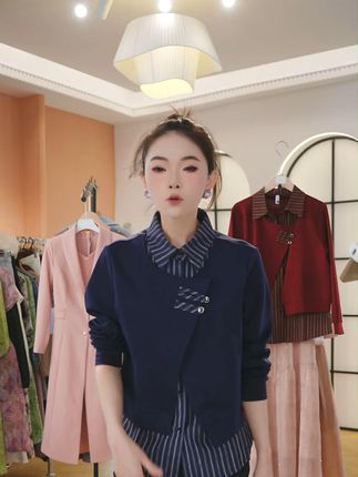 2025休闲条纹拼接衬衫设计减龄上衣秋季气质潮流双扣翻领假两件#假两件衬衫#衬衫穿搭#洋气减龄#设计感穿搭#谁穿谁好看系列@DOU+小助手 @DOU+上热门