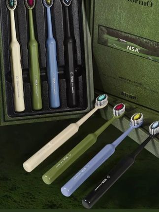 #高档软毛牙刷 #山型宽头牙刷 #深度洁齿 #情侣家用 @DOU+好生意 @DOU+小助手用过这种山型牙刷之后啊,就再也看不上普通的牙刷了,你看它的刷头是凸起来的,正好呢贴合我们牙齿的沟沟缝缝,而且它还是这种零点零一的极细软毛,刷起来又快又干净,还不伤牙龈。礼盒包装的,不管你是自用还是送人都特别合适,赶紧点击下方链接购买吧!