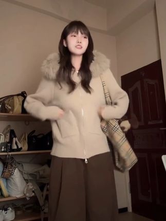 2025秋季新款韩系慵懒风开衫温柔白色连帽拉链针织外套女拼接毛领 #秋季穿搭 #韩系穿搭 #慵懒风穿搭 #温柔风穿搭 #穿出自信穿出美丽
