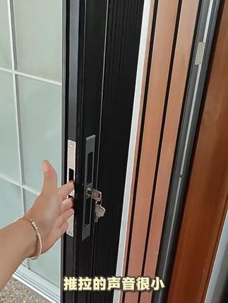 快来看看这个亚克力水晶板。 它的下轨道带有静音调,推拉的声音很小,不会打扰日常生活。它还有多种颜色可供选择,可以根据家中的装修风格自由搭配,无论是客厅还是卧室都能用。另外,它的安装十分简单方便,即使是新手也能轻松搞定。价格便宜,质量好。喜欢的赶快行动起来,把它带回家吧!工厂直销生产厂家批发#亚克力水晶板 #亚克力水晶板折叠门 #亚克力水晶板批发 #亚克力水晶板定制 #亚克力水晶板厂家