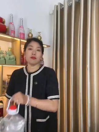 地地道道东北特色纯粮食酒,一大坛到手5升接近10斤装,厂家放送的大福利,四个度数可以选择,价格让你意想不到,趁着还有活动赶紧抢#纯粮酿造 #白酒 #好酒推荐白酒 #口粮酒的选择 #超便宜超划算