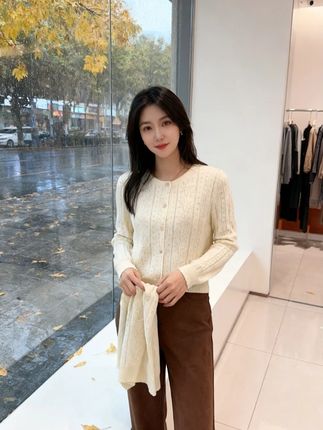 重工复古提花镂空短袖针织衫2025早秋女简约休闲纯色毛衣H8 #秋冬穿搭 #针织开衫 #针织衫 #上衣穿搭 #韩系穿搭 重工复古提花镂空短袖针织衫2025早秋女简约休闲纯色毛衣