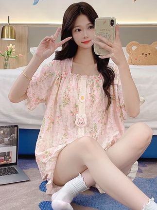 我又挖到宝啦!这套碎花睡衣也太好穿了吧 自带可拆卸胸垫的设计超贴心~清新的碎花图案 满满的少女感 面料也很柔软穿上它,仿佛置身于花海之中 姐妹们,快冲!#甜系女孩 #睡衣推荐 #夏日搭配 #清纯甜美 #碎花控