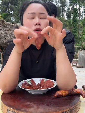 姐妹儿们,这款腊肠是二嫂自己家的炕房自己采购的新鲜猪肉做的腊肠哦!不管是配调料还是罐装熏制都是我们亲力亲为,吃得麻辣的拍麻辣味的哦,吃不的麻辣的拍广味或者五香哦! #好吃不贵经济实惠 #好吃到停不下来 #大口吃肉