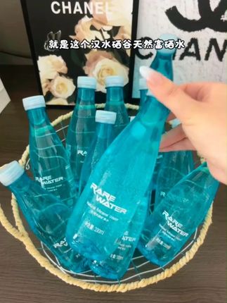 #汉水硒谷矿泉水 #弱碱天然矿泉水 #饮用水健康 #好物推荐分享 #夏季必备 @DOU+小助手 @DOU+好生意这可不是普通的矿泉水,它是产自秦岭山脉的天然硒泉,每一滴都是大自然的馈赠,富含多种矿物质元素,口感柔和甘甜,轻轻一口就能感受到它的独特之处,无论是用来泡茶、咖啡还是直接饮用都非常合适,适合注重生活品质的人士,喜欢的朋友千万不要错过,赶紧点击下方链接抢购吧!