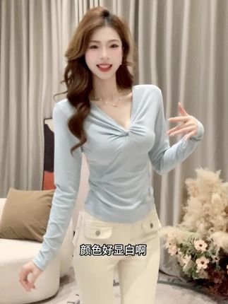 上身真的炒鸡显瘦,纽结t无敌惊艳到我了! V领纽结小设计,小众不易撞款! 质感超好!梨形身材的天菜! #显瘦穿搭 #显白 #ootd穿搭 #谁穿谁好看 #琥珀流光