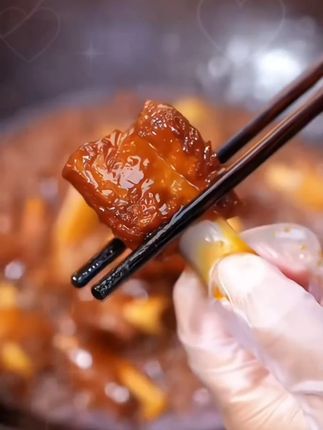 散养的黑猪精肋排就是香啊!不仅肉质紧实又鲜美,难怪我家俩小子都爱吃,红烧煲汤做糖醋排骨蒜香排骨都嘎嘎好吃,跟外面买的真不一样,能吃到小时候的肉香味#妈呀太香了 #玉米排骨汤 #排骨 #土猪肋排 #黑猪肋排