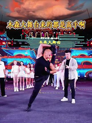 木森终于把粉丝们期待已久的三色气垫下来了,底妆+遮瑕+养肤 +提亮4合1,遮得住各种瑕疵,遮得好各种肤色,粉质细腻轻盈,打完通透质感妆容,遇油控油,遇干舒缓膏保湿,双向调和肌肤,妆容持久均净服帖,80%%养肤精华入妆,妆养一体,整日带妆不拔干,越夜越美丽!#木森 #木森大舞台 #气垫 #遮暇 #气垫粉扑
