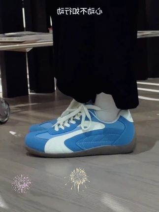 家人们,2025新款环球男鞋来啦!软底设计,舒适轻便到你无法想象,就像踩在云朵上一样。内增高的小心机,让你悄悄变高。而且它真的超级百搭,不管是配休闲裤还是牛仔裤,都能轻松打造时尚感。还等什么,赶紧入手一双吧!#环球男鞋 #软底板鞋 #内增高 #百搭时尚 #休闲德训鞋