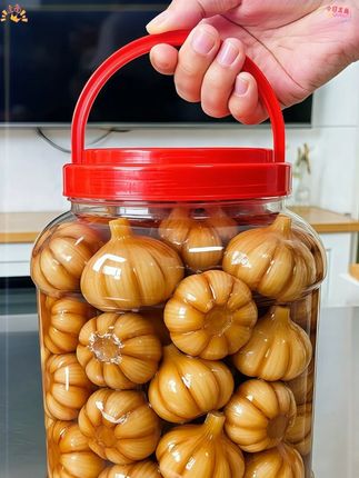 "这个下饭菜糖醋蒜我们全家都爱吃!真的好好吃! 来自山东的特色美食糖醋蒜!它吃起来酸甜可口,脆嫩多汁,是家庭必备的下饭菜,无论是搭配稀饭还是馒头都很美味,喜欢的朋友一定要安排尝尝!"