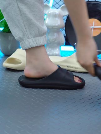 这双夏季凉拖真的爱了,软到没朋友#拖鞋 #软底软面穿上超舒服 #好鞋推荐 #好穿又好搭 #夏季凉拖