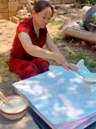 剧组都在抢的“年代感神器”!穿上它一秒穿越! 剧组都在抢的“年代感神器”!穿上它一秒穿越!#影视同款 #复古道具 #氛围感穿搭 #年代感 #千层底布鞋