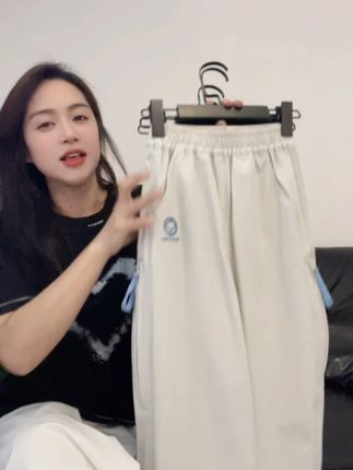 户外冲锋裤王炸款!柔软不僵硬还抗造!灰裤粉拉链撞色绝了,爬山骑车都能穿,宝妈闭眼冲不踩雷!#百搭裤子 #显瘦遮肉 #一件也是出厂价 #高品质童装
