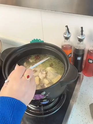 吸油纸食物专用煲汤去油炸滤纸厨房家用吸油膜 这个吸油纸不仅可以吸走油脂,还能吸走上面的浮沫,食物味道还不会有影响,营养又健康!#食品级吸油纸 #吸油纸 #厨房好物 #油腻 #实用好物