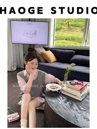 韩系欧尼温柔感穿搭天花板✨ 这件毛衣马甲也太会了吧!救命!一穿上直接拿捏韩剧女主氛围感🥰内搭白衬衫/连衣裙都绝绝子!瞬间温柔值拉满 慵懒又显瘦~秋冬这样穿 走在街上直接被要链接‼️#韩系穿搭  #马甲   #温柔风  #秋冬穿搭  #穿搭