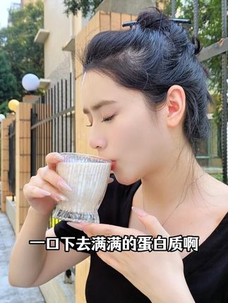 这个#苹果香蕉牛乳燕麦片真的可以家中常备,大人小孩都可以喝,一年四季都可以当#早餐独立罐装冲泡方便
