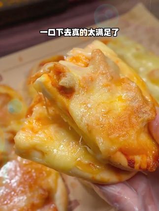 早上来不及做早餐的,你就花个几分钟做这个芝士船披萨,简单又美味!#小萨牛牛披萨 #披萨 #早餐 #空气炸锅美食 #烤箱美食