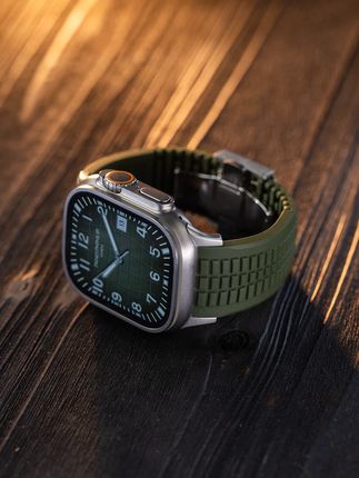 硬汉排面!iWatch 手雷纹表带 想要给iWatch来点不一样的?这款手雷纹表带必须安排! ⚫高性能硅胶材质,【经典手雷纹理】质感拉满,佩戴舒适不闷汗。 ⚫蝴蝶扣单手可操作,316L材质,精致又实用。 装上后,iWatch瞬间有了百万豪表的精致感 。 #iwatch表带 #iwatch #本亦优品 #iwatchS10 #iwatch配件