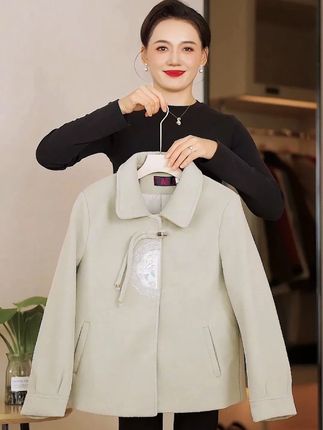 妈妈只是被柴米油盐封住了美貌,每个妈妈都是最美的天使呀! #妈妈装#中老年女装#秋冬外套#秋冬新款#女人一定要爱美