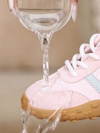 谁懂啊!这粉嫩德训鞋真的太好看了,配小裙子真的绝了~ #童鞋 #女童鞋子 #高品质时尚童鞋 #女童穿搭 #百搭鞋子