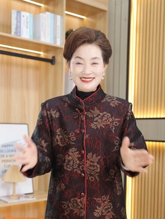 生活总是充满惊喜和感动,它不仅仅是礼物,更是一份孝心,一份惦记#面料舒适透气 #洋气上档次 #精品中老年女装