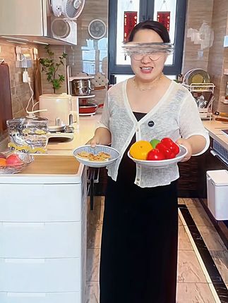 用了保鲜膜套才发现真的太香了 自带松紧绳,套盘子、套碗,套小盆一撕一扯特别方便,加厚的材质,可以进冰箱蒸箱微波炉,食品级材质用着更放心 #厨房好物 #食物保鲜