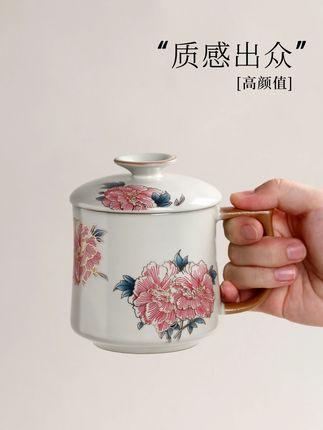 【芙蓉花开·手握芳华】这款水杯美到让你每次喝水都像在品茶! 谁说日常用品不能成为艺术品?🔥 这款芙蓉花水杯,将古典美学融入现代生活,每一次举起都是视觉与触觉的双重享受! 🌟 【精美芙蓉花】杯身芙蓉花,精致细腻,手感十足!颜值爆表,放在桌上就是一道风景线! 🌟 【优质陶瓷】耐高温、防爆裂,冷热皆宜!倒入热水不烫手,放入冰块不凝雾,一年四季都能用~ 🌟 【环保健康安心】材质安全无毒,无异味,呵护你的饮水健康!宝宝也能放心使用哦~ 🌸 无论是办公室泡茶、居家喝水,还是送礼表达心意,这款水杯都是绝佳选择!有带礼盒包装,高端大气上档次! 💧 点击下方链接,把这份优雅带回家! 👉 让喝水变成一种仪式感,让你的生活更具品味! #芙蓉花水杯 #高颜值水杯 #抖音好物推荐 #品质生活 #汝窑