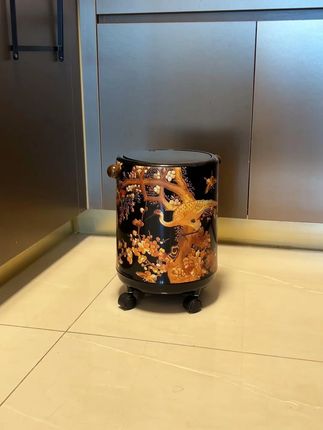 不愧是我选了三个月的客厅垃圾桶,拿到手真的绝了,中古风的图案搭配黑色简约高 级,内外双桶的设计扔垃圾袋子再也不会掉下去了,高级万向轮设计走哪推哪真的太 实用啦! #带轮垃圾桶 #垃圾桶 #客厅垃圾桶 #美世达垃圾桶 #家用垃圾桶