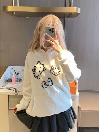 谁能拒绝这件闪闪的hello kitty卫衣?真的太绝了! 棉质灰色连帽卫衣太戳少女心了,钉珠设计的hitty低调又精致,甜酷感拉满,宽松版型超藏肉,日常出街宅家都能穿,秋季薄款,冬季加绒款,两种均可入选#ootd穿搭 #今天穿什么 #hellokitty #卫衣 #卫衣穿搭