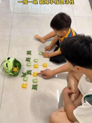 童年回忆的弹跳小青蛙,在家和孩子比赛看谁跳进桶里的多,玩的过程还能锻炼手指灵活性和专注力#儿童玩具 #益智玩具 #弹跳小青蛙 #亲子互动 #童年回忆