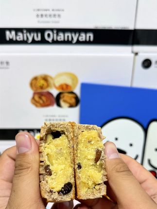 #中秋月饼开吃啦 #新式过秋上点心 #全国地域特色月饼图鉴 #用中式糕点提前解锁中秋氛围 哇塞,满满的馅料,就是麦语家这款粗粮月饼