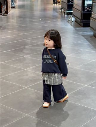 给女儿选的这个卫衣小套装,真的好喜欢吖 无论日常还是上学穿都很合适,穿上身舒服又好看#生女儿就是用来打扮的 #高品质童装 #萌娃穿搭 #女童穿搭