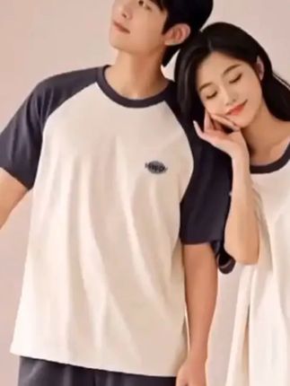 宝子们,情侣们看过来啦!这套夏季情侣睡衣也太绝了!冰丝材质,触感丝滑又凉爽,夏天穿超舒服~短袖短裤的设计,时尚又透气,而且还是套头圆领,简约又百搭。不仅能当家居服,外穿也毫无压力。和另一半一起穿上它,甜蜜氛围感直接拉满!赶紧给你们的衣柜安排上~#情侣睡衣  #夏季家居服  #冰丝材质  #时尚外穿  #情侣好物