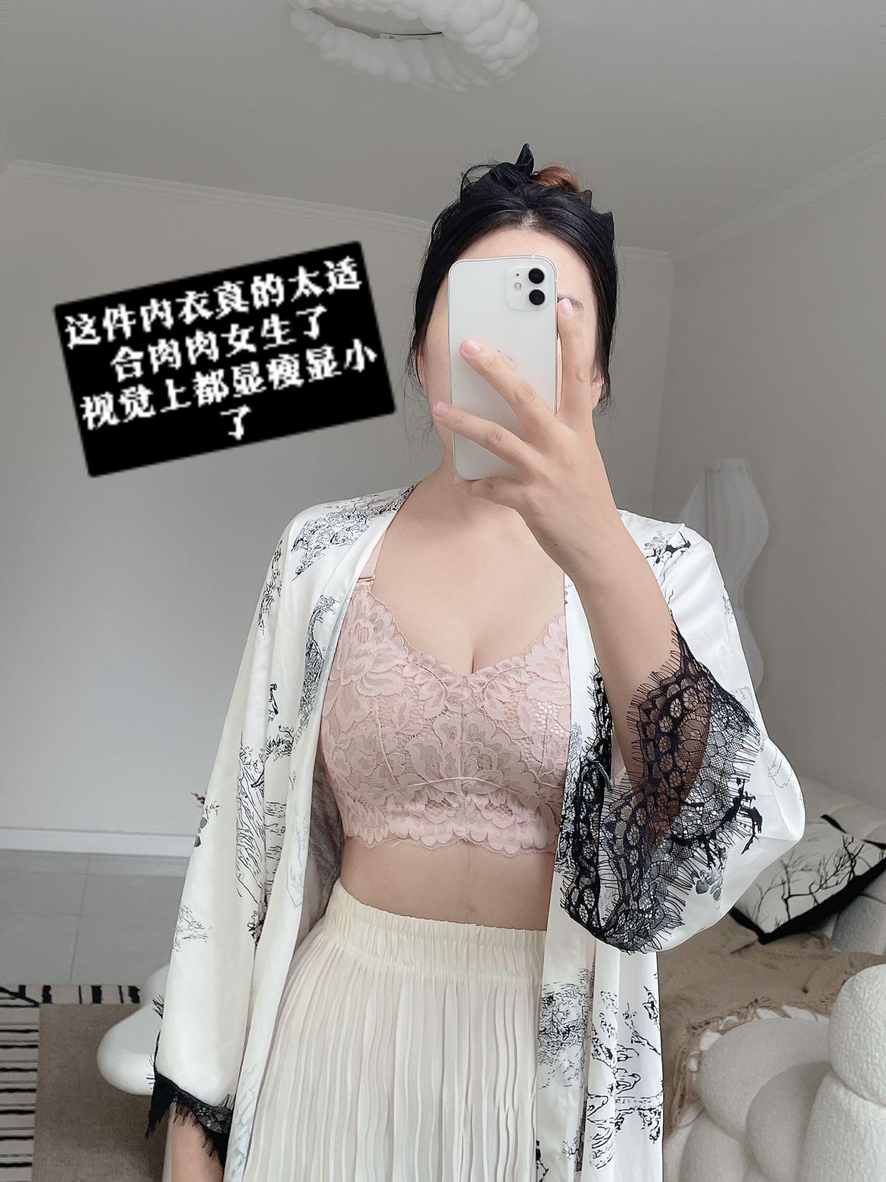 这个内衣真的能让人视觉上都显瘦了!。#夏季新款 #微胖女生 #显瘦穿搭 #面料舒适透气 #今日新款推荐 而且满满的蜂窝透气孔,怕热的姐妹就穿它