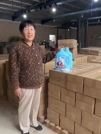 恋幽草香水持久深层护色全效去渍洗衣液赠香水皂 恋幽草香水持久深层护色全效去渍洗衣液赠香水皂 厂家直销,持久留香大桶装洗衣液,需要的下边小黄车直接下单! #好物推荐🔥 #仓库实拍