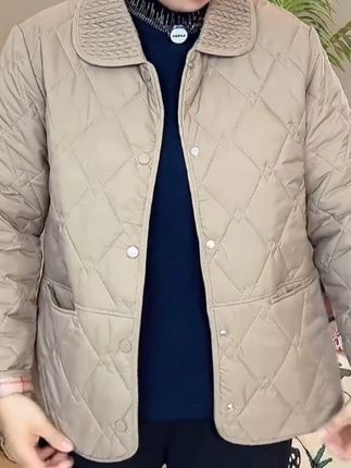 #时尚妈妈装  降温了,给妈妈入了件轻薄款棉服外套,大码宽松版型,上身洋气显瘦还保暖#棉服   #秋冬穿搭 #保暖又好看  #中老年女装