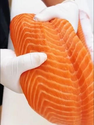 现切现发,冰鲜直达 #冰鲜三文鱼 #开吃了 #食材新鲜才是硬道理