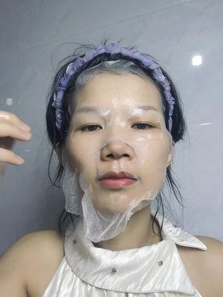 我的晚间治愈仪式|把安心“敷”在脸上~ 每次敷它都感觉是在给皮肤做一场温柔的SPA~❤️ 尤其是换季皮肤敏感泛红,或者感觉疲惫的时候,这片颜科润重组胶原蛋白贴就是我的续命神器!二类医疗器械出身,安心感没得说,膜布超服帖,精华液也多,敷完脸蛋又水又嫩,心情都跟着变好了✨ #敏感肌护肤 #医用面膜 #护肤仪式感 #颜科润 #晚安面膜