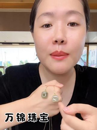 🌸 深色湖水绿方糖是君君本人最喜欢的颜色,没有之一!喜欢的来直播间看看!#东营万锦珠宝 #珠宝直播 #和田玉 #方糖吊坠 #无事牌