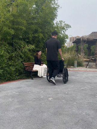 手动轮椅顺滑好推,稳承重,携孝心出行,陪父母逛公园,享微风拂 #轮椅人生 #轮椅 #热点