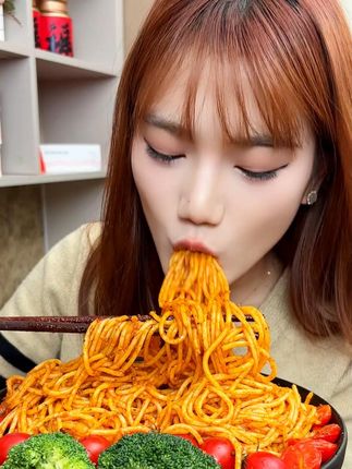 每根#意面 都裹满了酱汁,难怪孩子这么爱吃呢 #意大利面  #好吃到停不下来  #友象意大利面 #速食美食