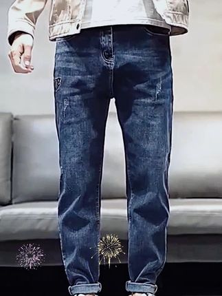 宝子们,秋季来啦,给大家推荐一款稻草人男士牛仔裤!2025新款哦,宽松小直筒的版型,超级时尚,还特别遮肉显腿直。九分的长度,既不会太长显得拖沓,又能露出脚踝,增加时尚感。面料舒适透气,穿着非常舒服。不管是搭配T恤还是衬衫,都很帅气。喜欢的男士们赶紧下单吧!#稻草人牛仔裤 #男士秋季穿搭 #宽松直筒裤 #九分裤 #休闲长裤