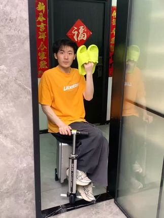 不用打孔粘胶就能上墙固定的拖鞋架,可伸缩的设计,足够收纳全家人的拖鞋,不占地方,还能当毛巾架去使用#免打孔 #可伸缩 #拖鞋架